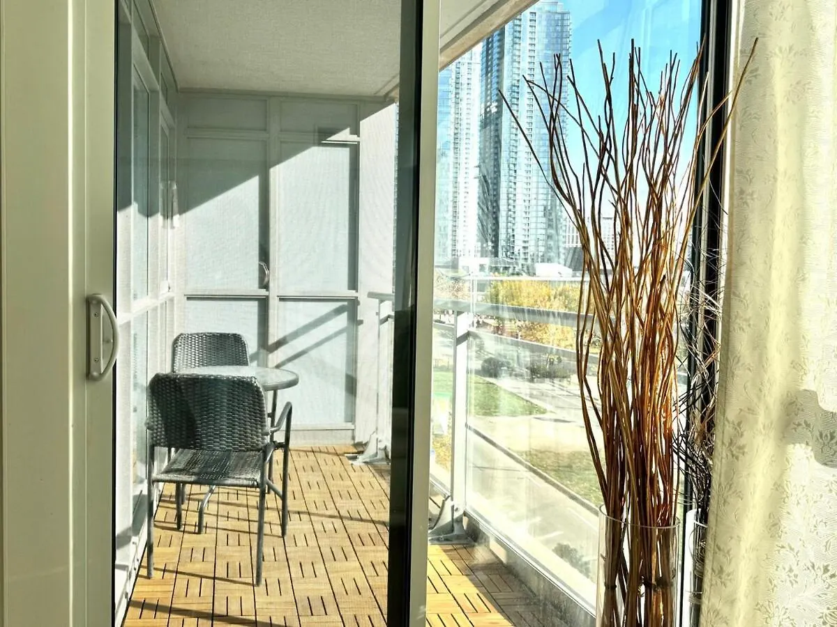 Spacious 2Bdrms & 2Baths With 3 Real Beds Toronto