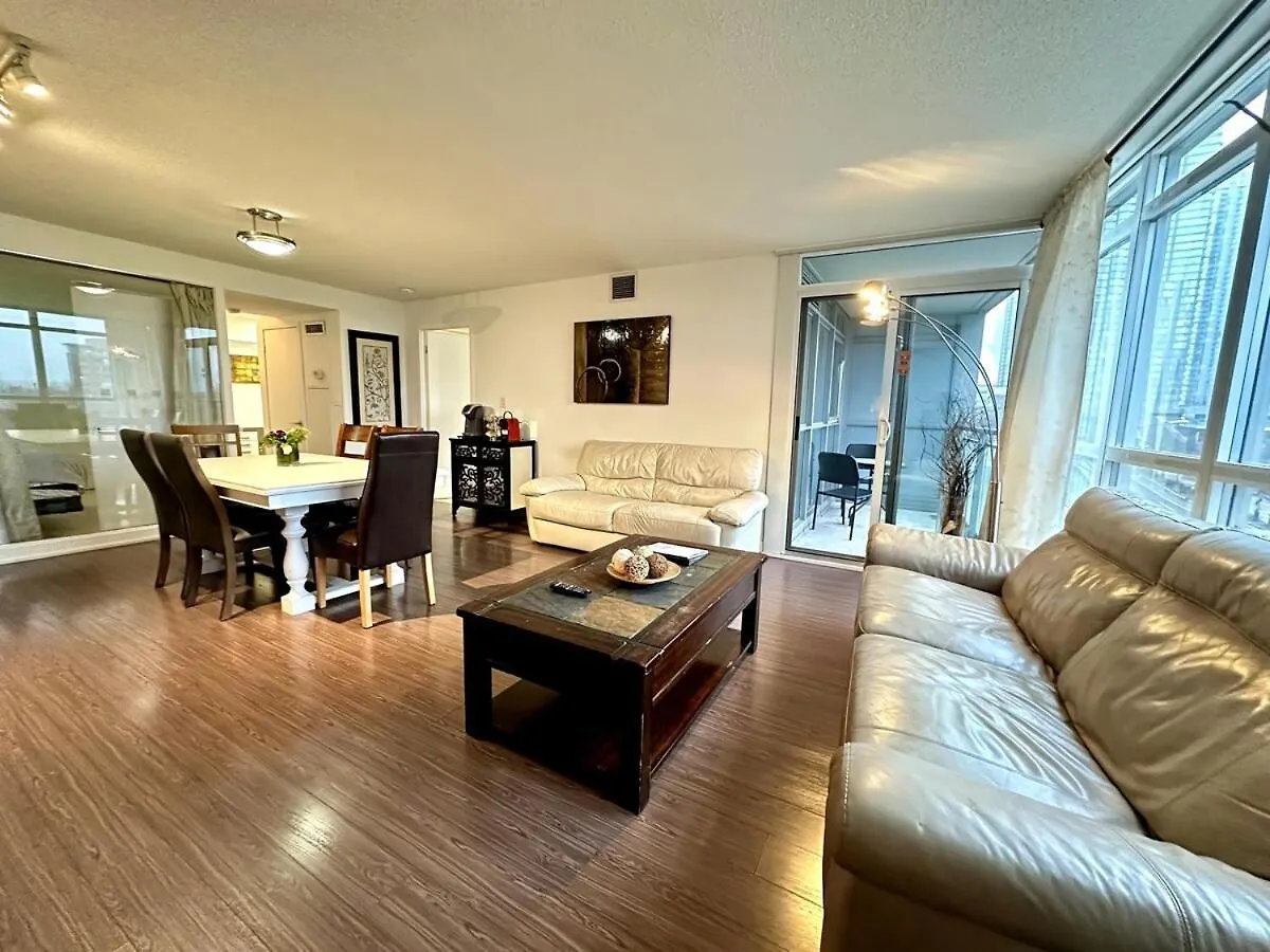 Spacious 2Bdrms & 2Baths With 3 Real Beds Toronto